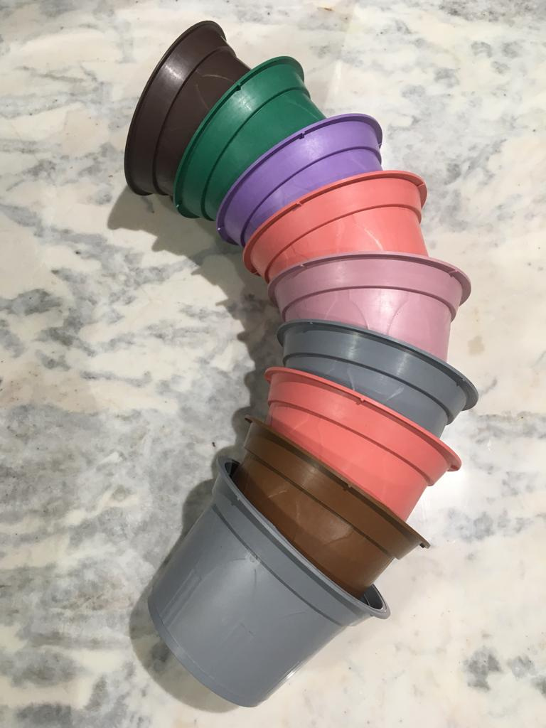 Kit de 20 Vasos Plásticos N11 Flexíveis Tipo Holambra com Relevos Clássicos e Cores Sortidas